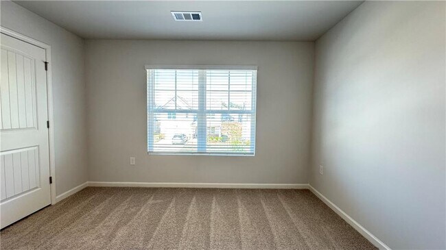 Building Photo - 569 King Vlg