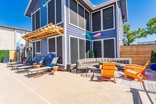 Building Photo - 813 W N Loop Blvd