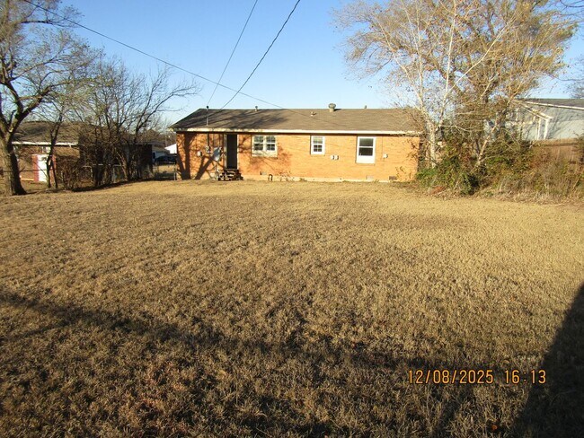 Building Photo - Very nice spacious home! No Carpet!