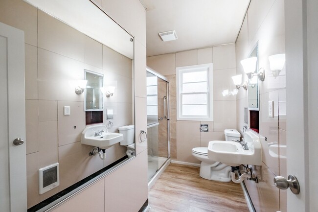 Building Photo - 2490 Maple Ave NE