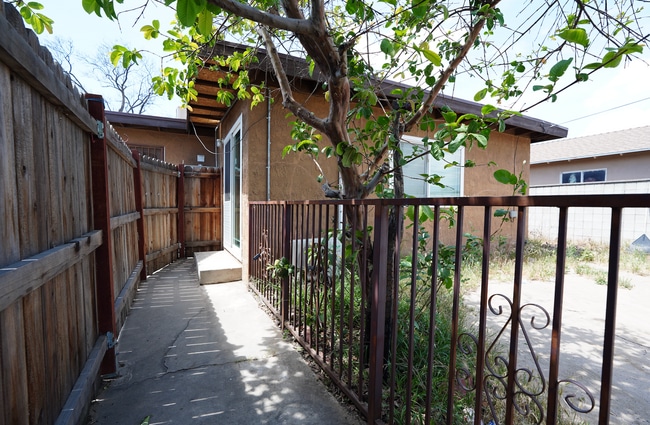 Building Photo - 1405 N Riverside Ave