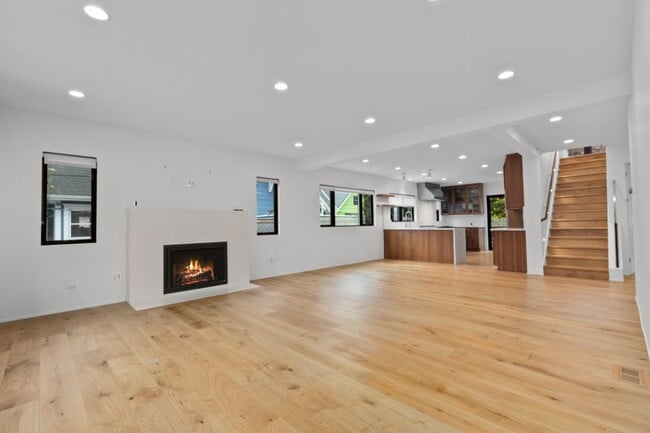 Building Photo - 4Bd/3Ba Seattle House