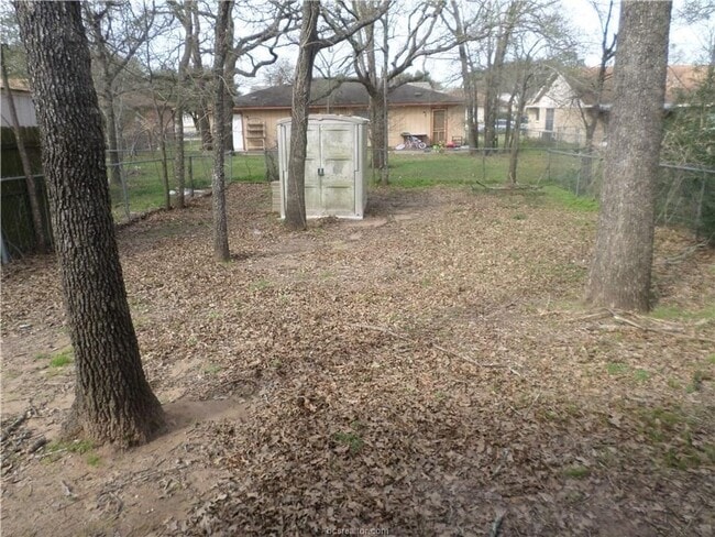 Building Photo - CUTE TWO BEDROOM ONE BATH DUPLEX ON SHUTTLE ROUTE