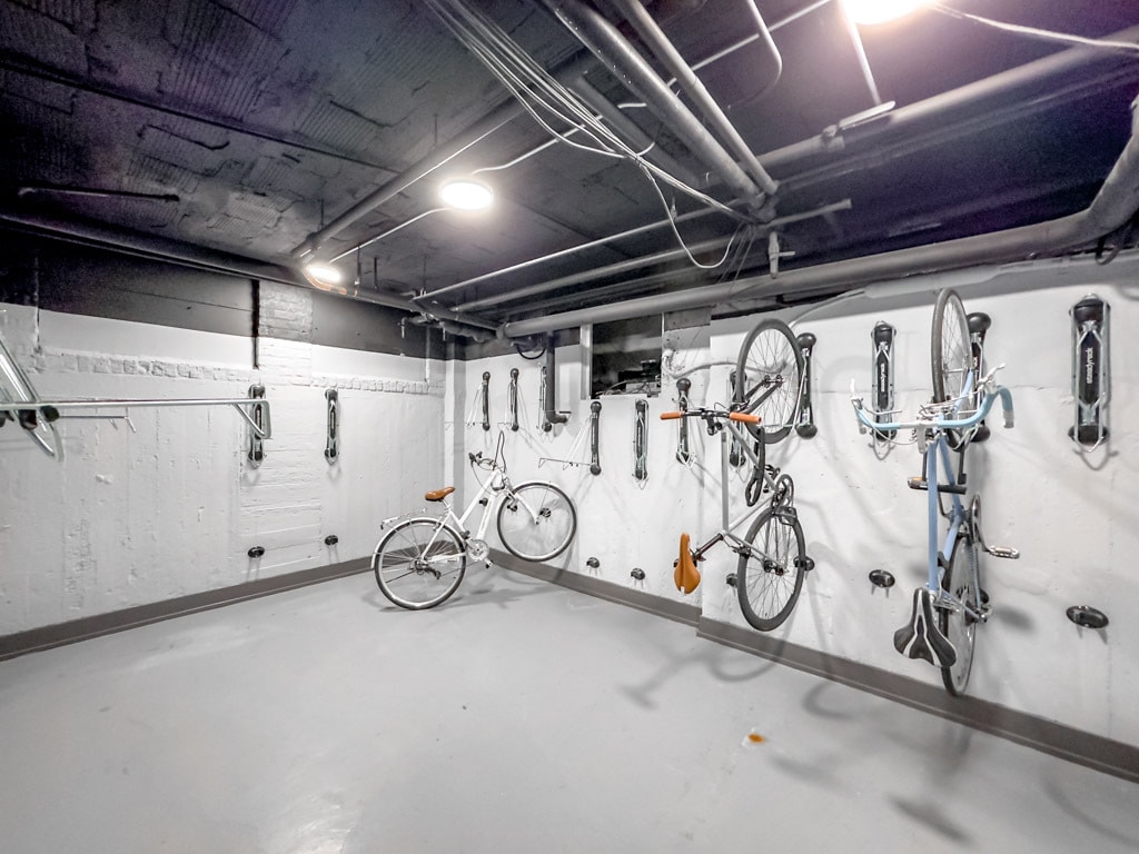 Building Photo - 545 W Belmont Ave