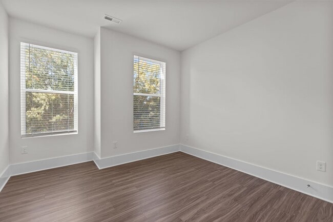 Building Photo - Gorgeous New Construction!  Updated Kitche...