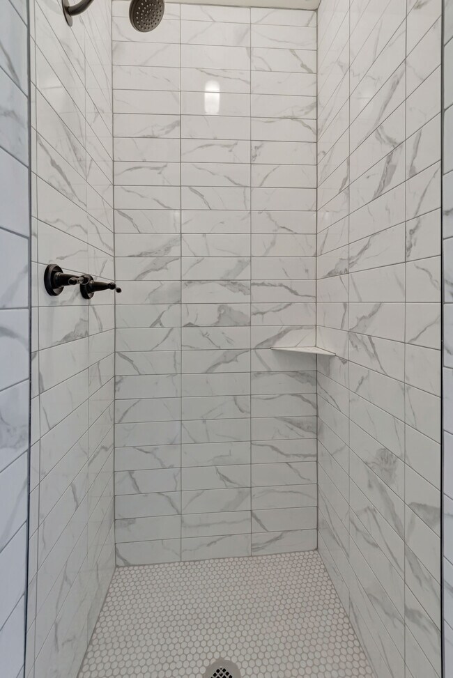 Building Photo - 6469 Fleetwood Dr