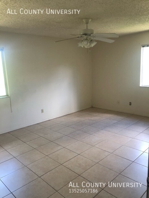 Building Photo - The Oaks Condo