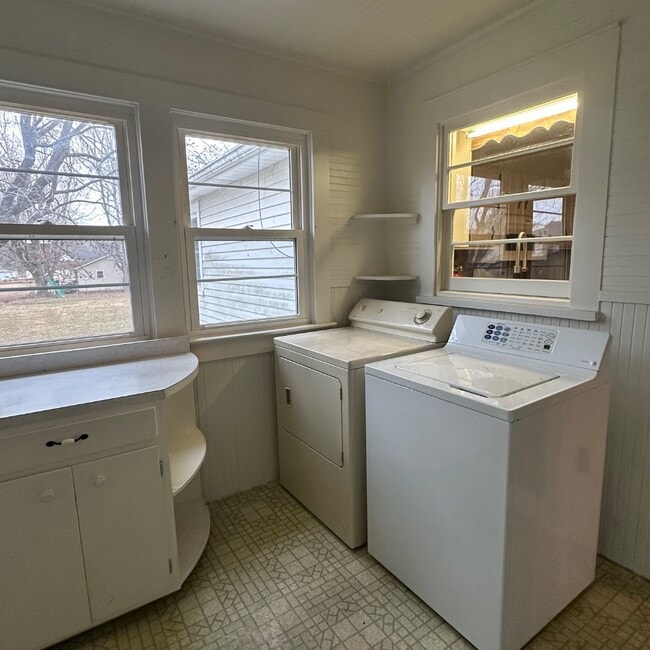 Building Photo - 271 3rd Ave SW