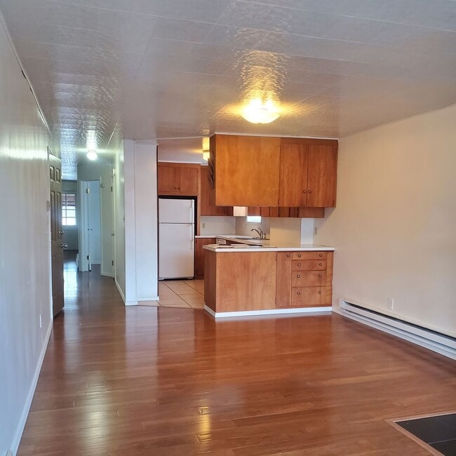 Building Photo - 2 Bedroom up stairs apartment