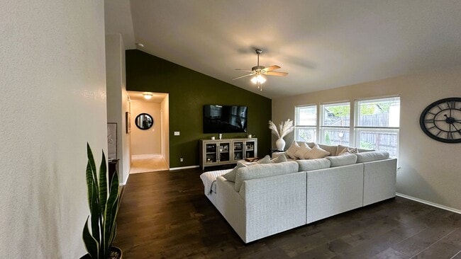 Building Photo - Great 3 Bedroom 2 Bath House!