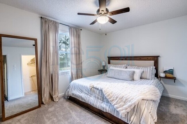 Building Photo - Available in Early August Attn: Pilots! 3BR 2BA Crashpad!