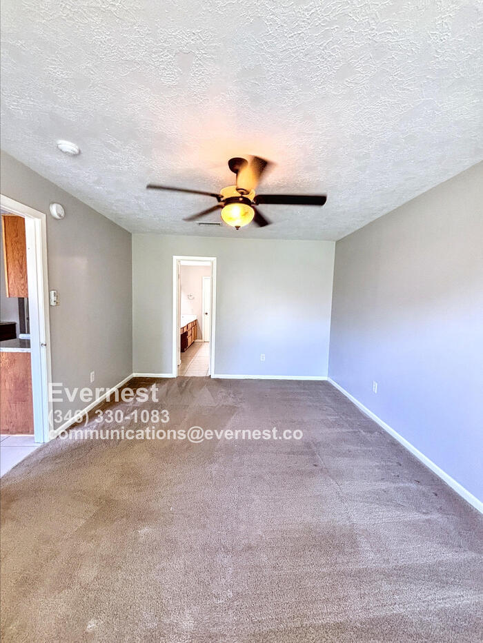 Building Photo - 21222 Park Mt Dr