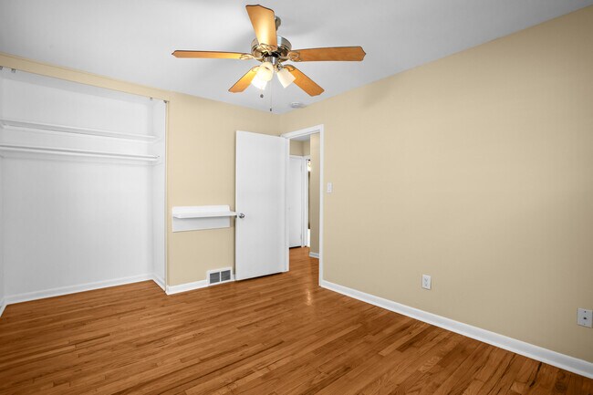 Building Photo - 4521 Thorncroft Ave