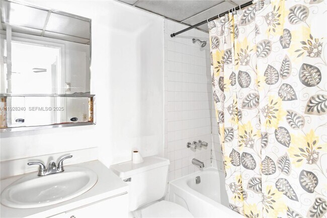 Building Photo - 10000 NW 80th Ct