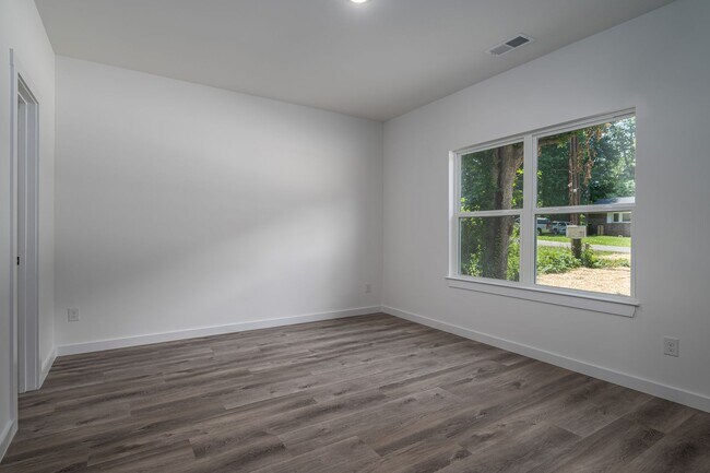 Building Photo - Your New Home Awaits in Hickory!