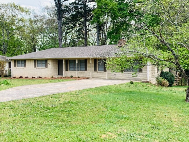 Building Photo - Wow, great location, newly renovated, 4 beds/2 bath, private fenced yard, sun room/office, must see!