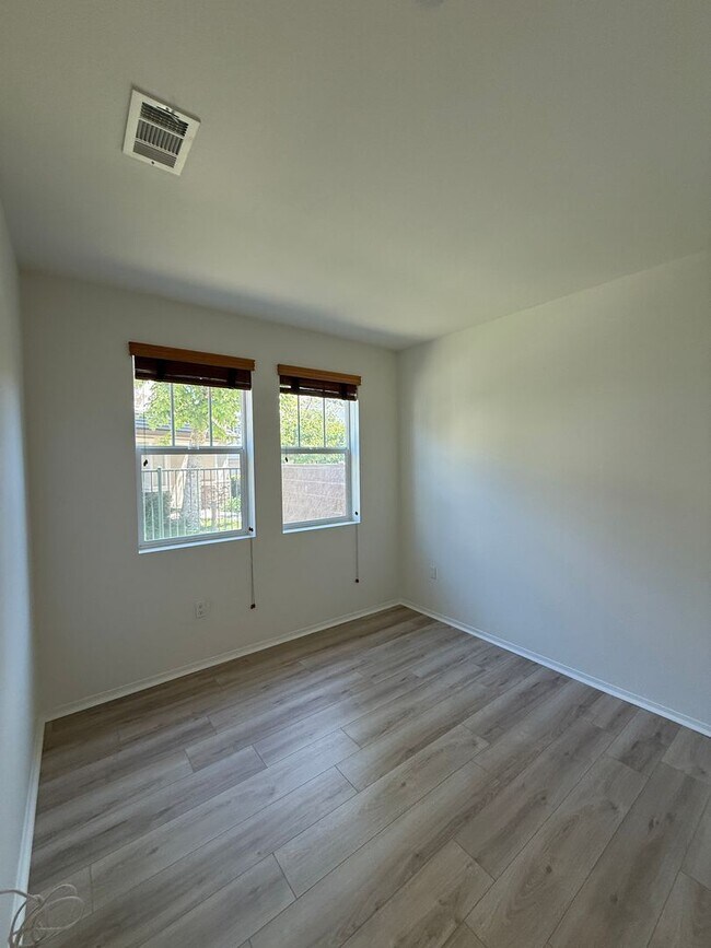 Building Photo - Beautiful 4 Bedroom, 2 1/2 Bathroom Townho...