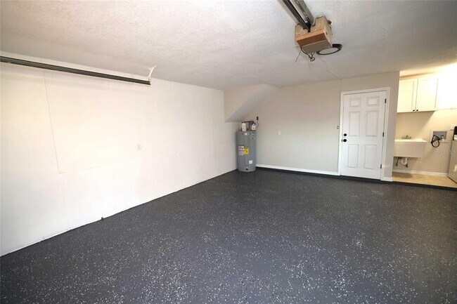 Building Photo - 5667 Creekwood Dr