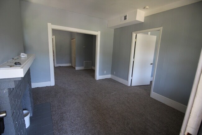 Building Photo - 3 Bedroom Duplex