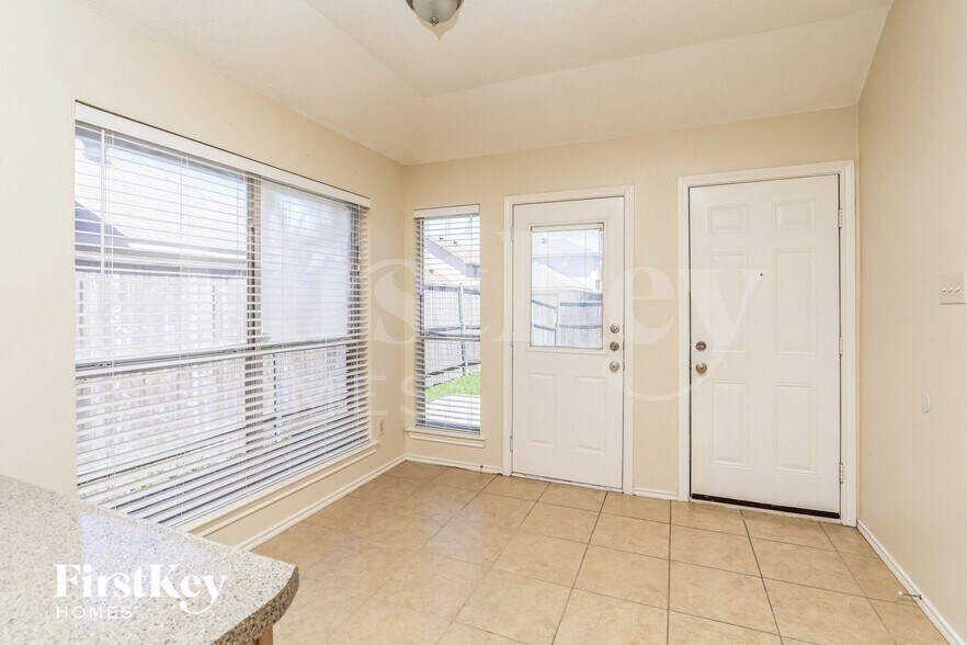 Building Photo - 2021 Greenview Dr