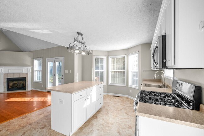 Building Photo - Pet Friendly Three Bedroom with Bonus!