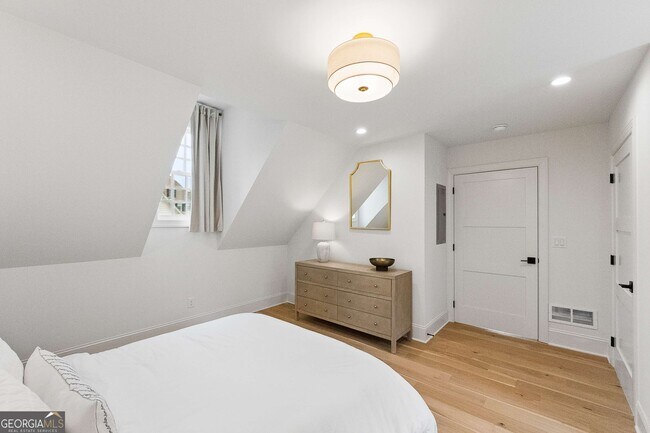 Building Photo - 11 Bourbon St