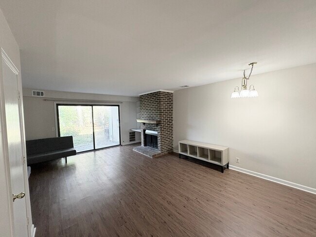 Building Photo - 240 Jamil Rd