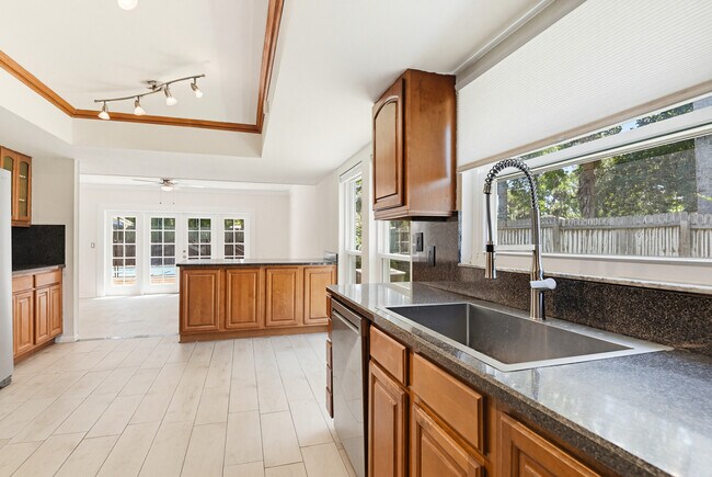 Building Photo - 6 Baywood Dr