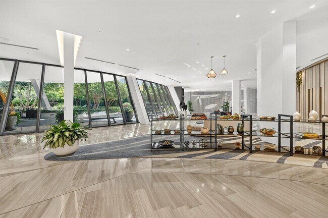 Building Photo - 2821 S Bayshore Dr