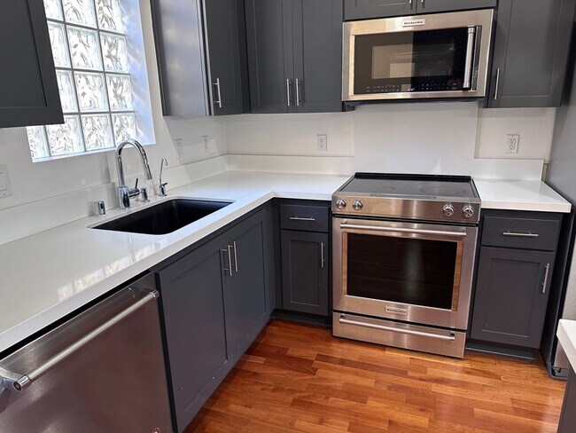 Building Photo - Gorgeous Modern 2 Bedroom 2 Bath Condo in San Jose's Japantown!