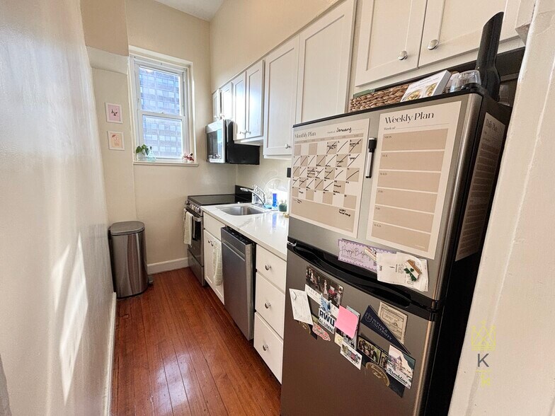 Building Photo - 1477 Beacon St