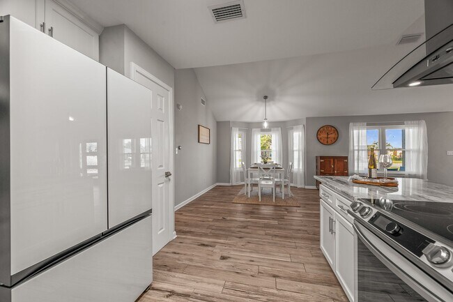 Building Photo - Stunning 4 bedroom with two bonus spaces, ...