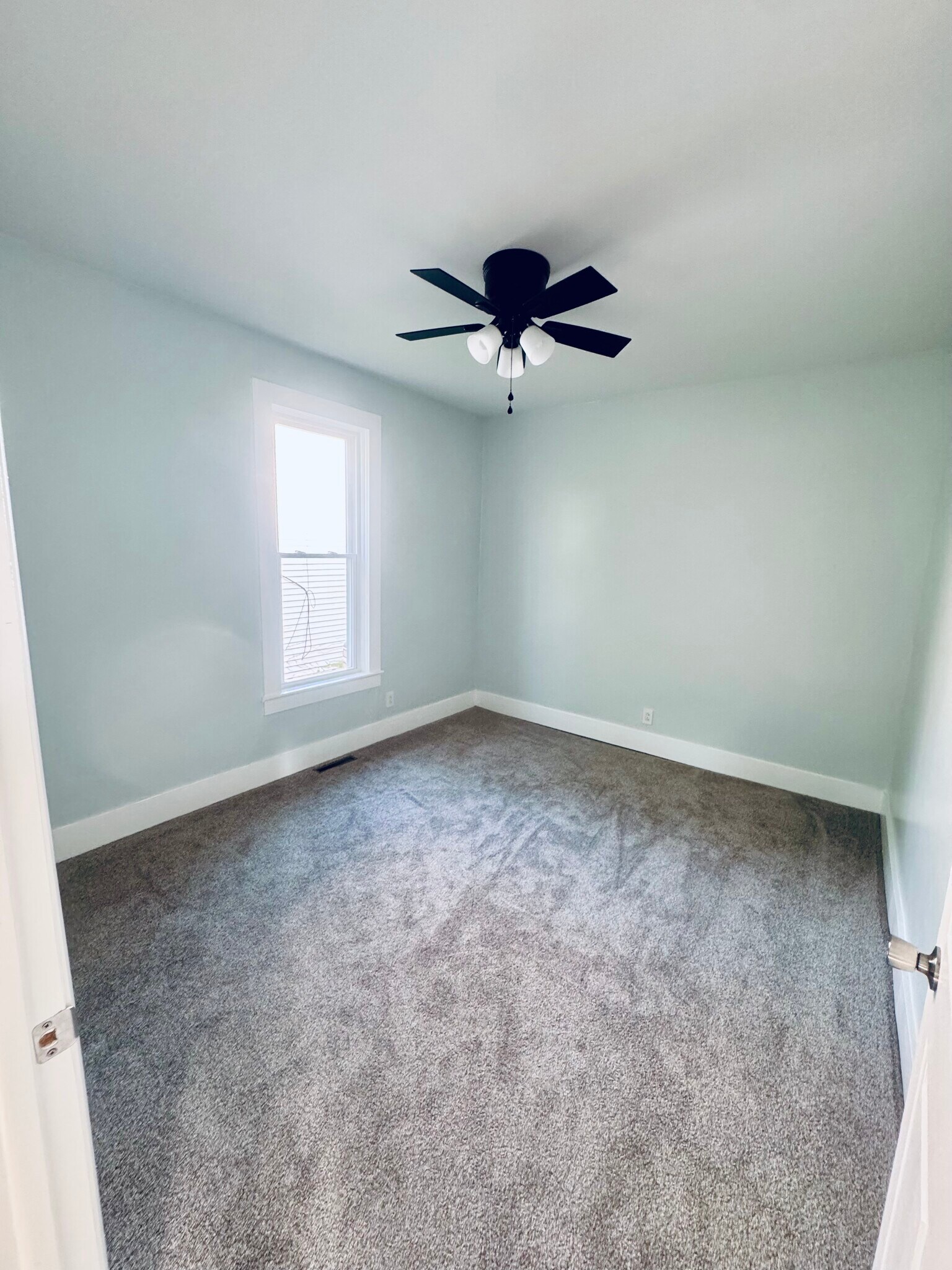 Building Photo - 514 E 9th St