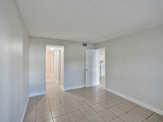 Building Photo - Renovated & Updated 2 Bed/2 Bath Condo with Patio – Prime Springcrest Location!