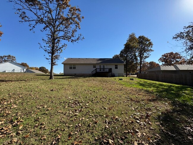 Building Photo - Freshly Painted Beautiful 3 Bedroom, 2 Bat...