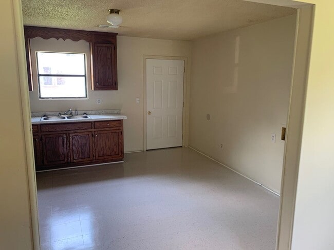 Building Photo - Quaint home located in City Limits