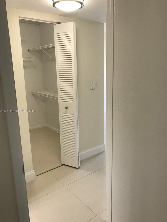 Building Photo - 731 N Pine Island Rd