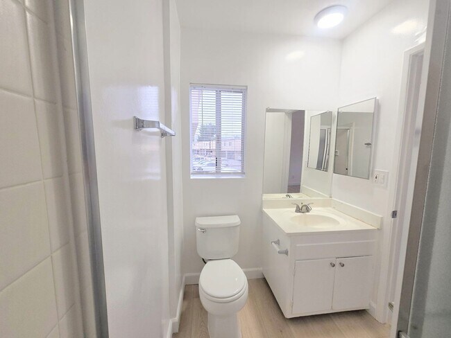 Building Photo - Welcome home! 2bd/2ba unit with parking. Master bedroom with en-suite bathroom!