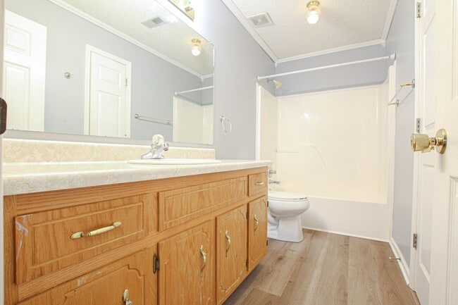 Building Photo - Pet Friendly Two Bedroom!