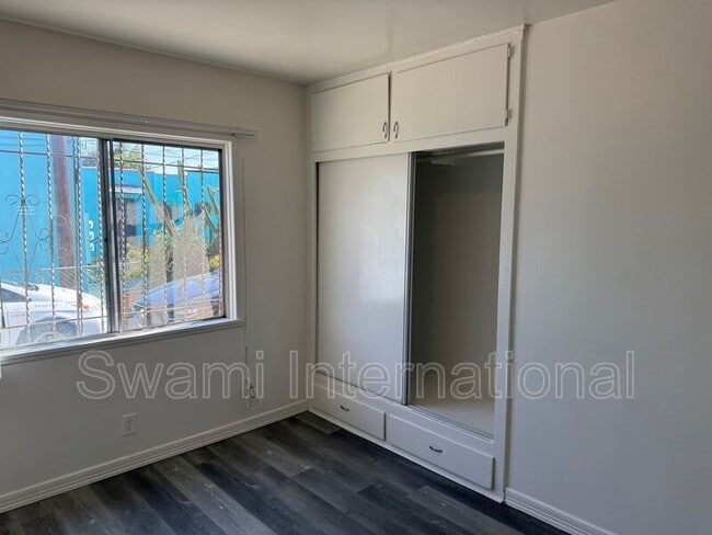 Building Photo - 1102 1/2 W. 92nd St.