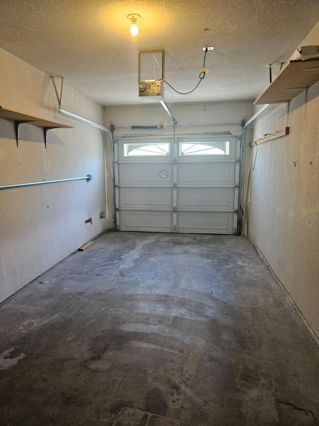 Building Photo - Greenley Oaks Townhome