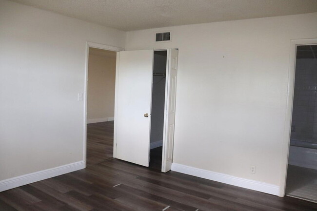 Building Photo - 7820 S Colony Cir