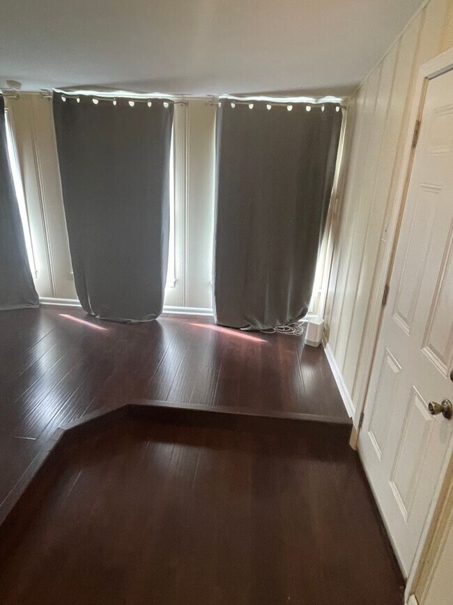 Building Photo - Charming Olmos Park Terrace Rental