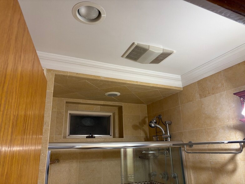 Bathrm - 3055 32nd St