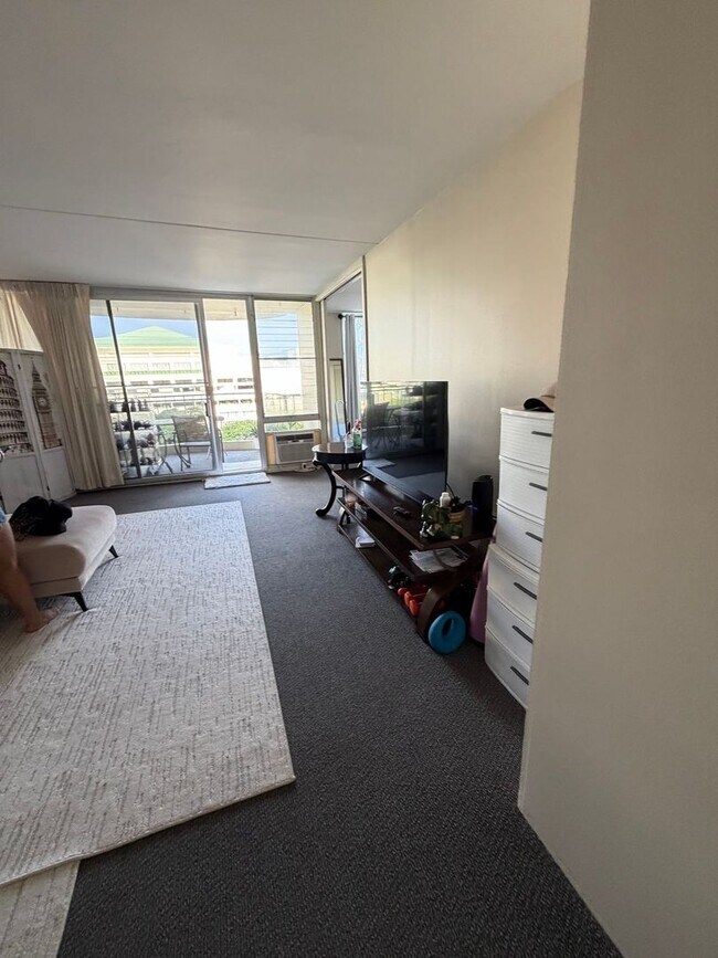 Building Photo - Experience Tranquil Condo Living at the Edge of Waikiki