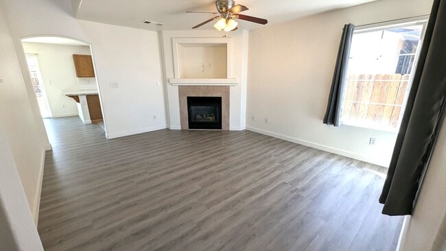 Building Photo - Immaculate 4 Bedroom 2.5 Bath Home