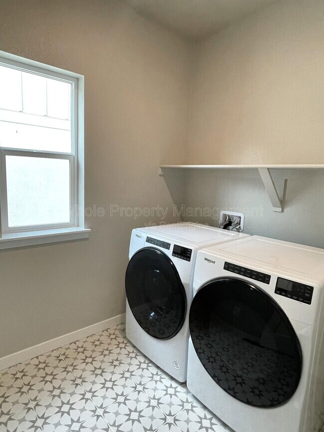 Building Photo - 361 Fox Ln
