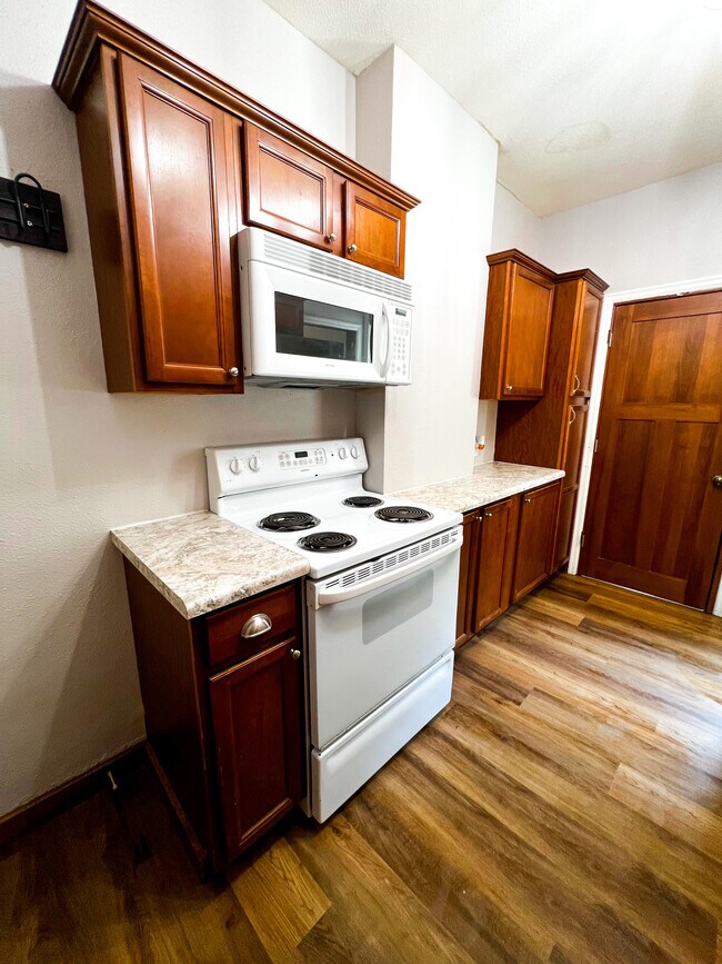 Building Photo - 820 10th Ave N