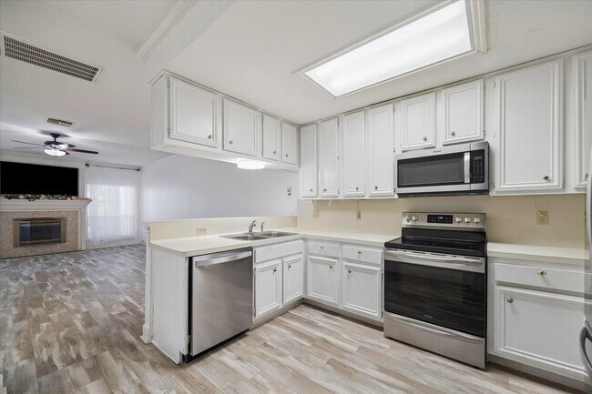 Building Photo - 880 Tully St