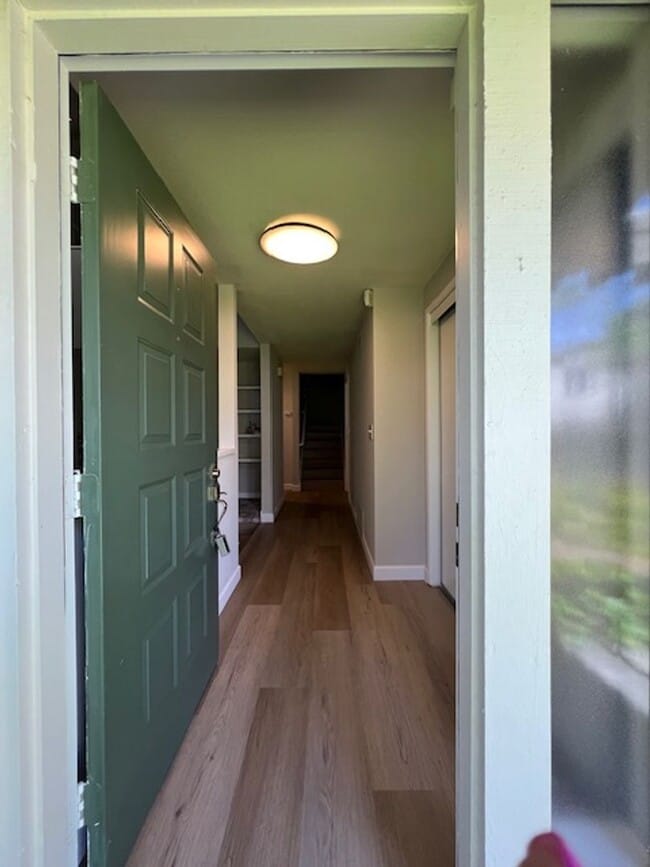 Building Photo - 3 Bed End Unit in Mt. View